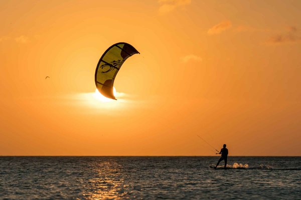 Quels exercices sont essentiels pour renforcer le tronc en kite-surf?