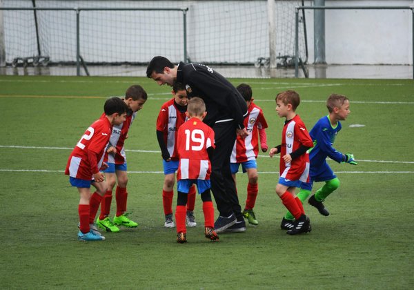 Comment les clubs de football peuvent-ils intégrer des programmes de mentorat intergénérationnels pour les jeunes talents?