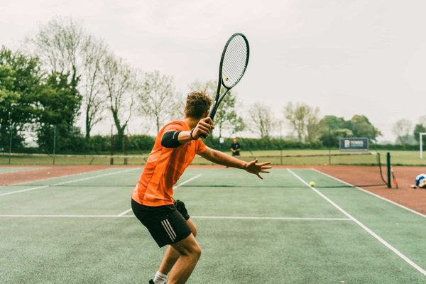 Quelle est la routine idéale de stretching pour les joueurs de tennis après un entraînement intensif?